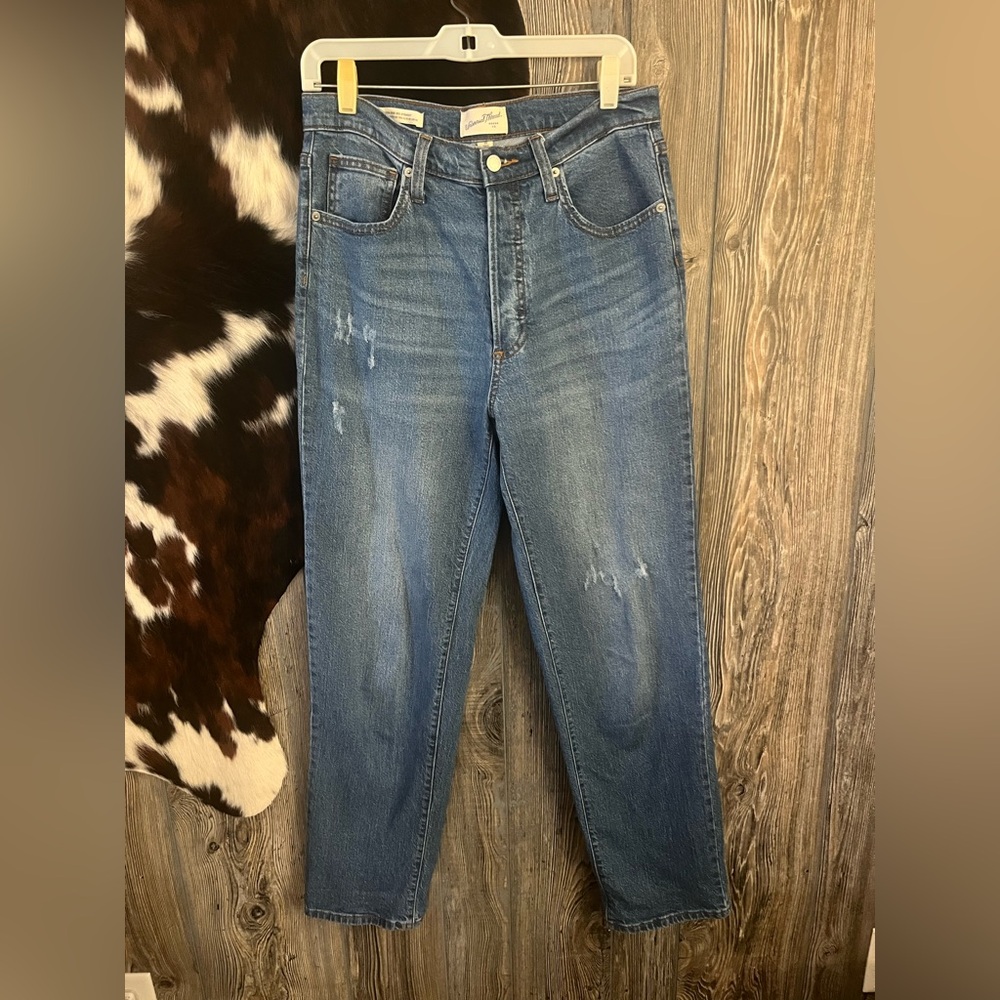 Universal Thread size 8R medium wash light distressed high waisted 90s straight